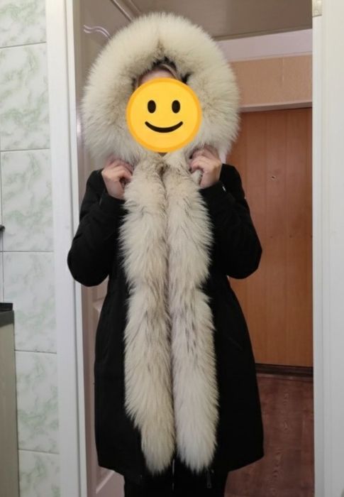 Парка куртка с натуральным белым мехом енота