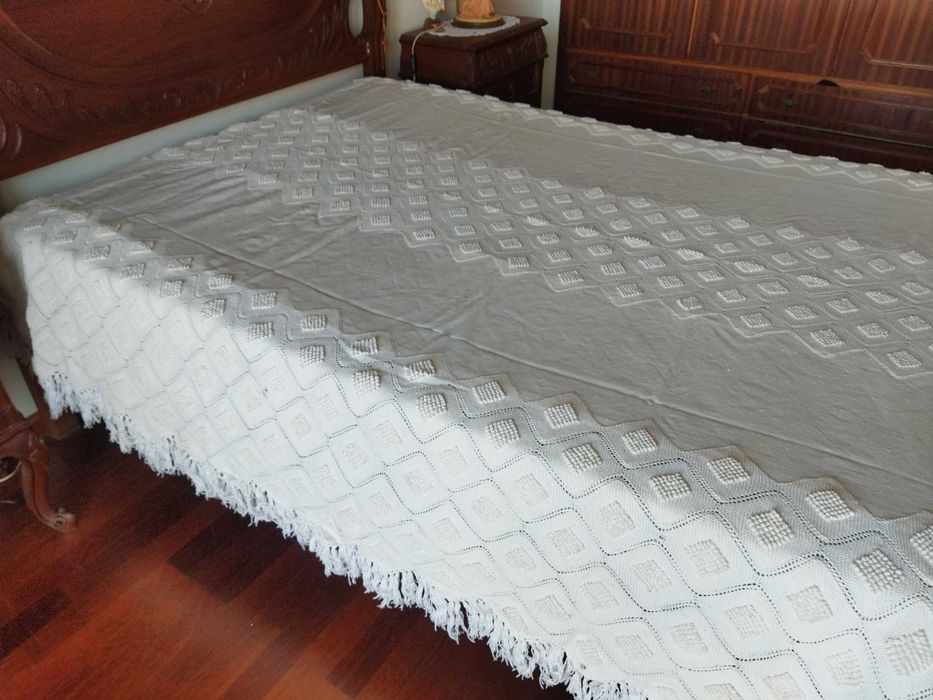 Colcha de renda em linho e algodão, feita á mão, para cama de casal.