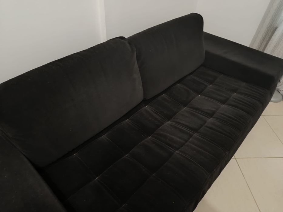 Dou Sofá Preto com almofadas