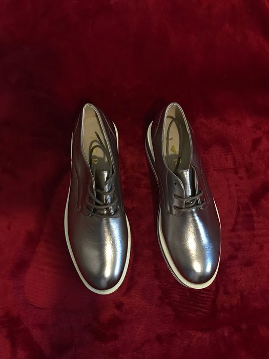 Sapatos femininos a venda