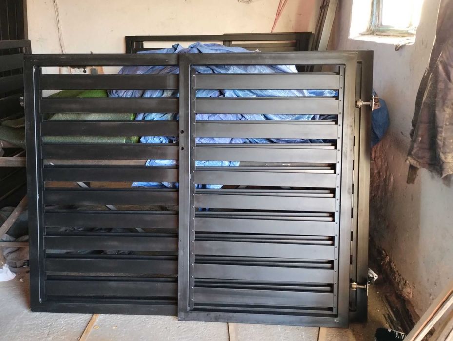 Palisadowa brama wjazdowa