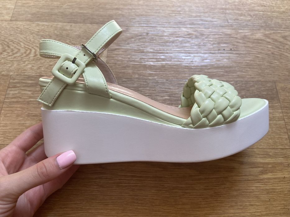 Женские босоножки