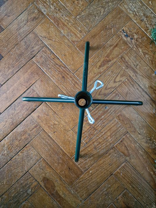 Árvore de Natal com 1m e 55cm altura e 95cm de largura