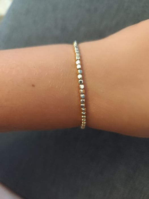 Złota bransoletka – elegancka i delikatna