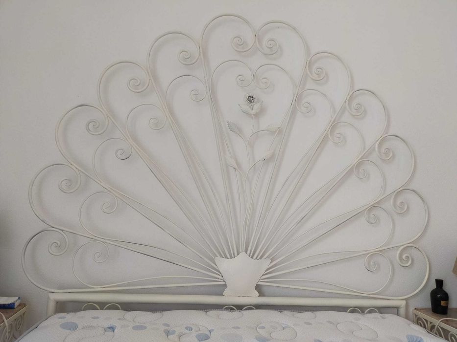 Cama de casal de ferro, colchão e estrado metálico
