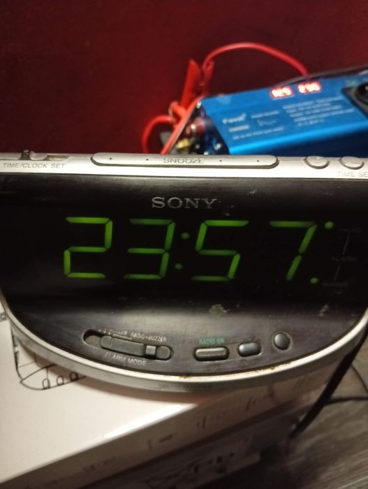 Радіо-  годинник SONY