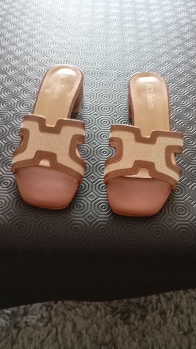 Vendo sandálias novas