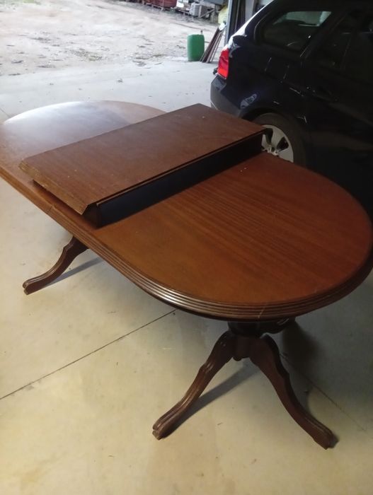 Vendo mesa e seis cadeiras
