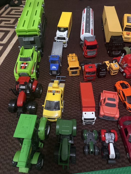 коллекция литых игрушечных автомобилей