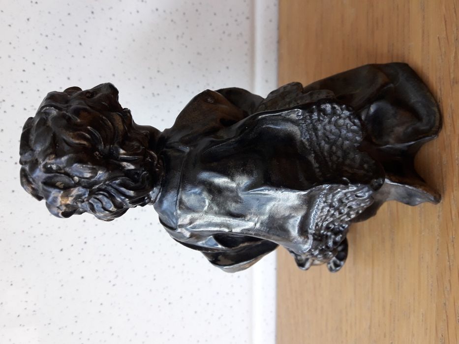 Mini estatueta pintada à mão