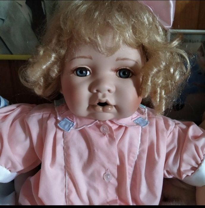 Фарфоровая кукла