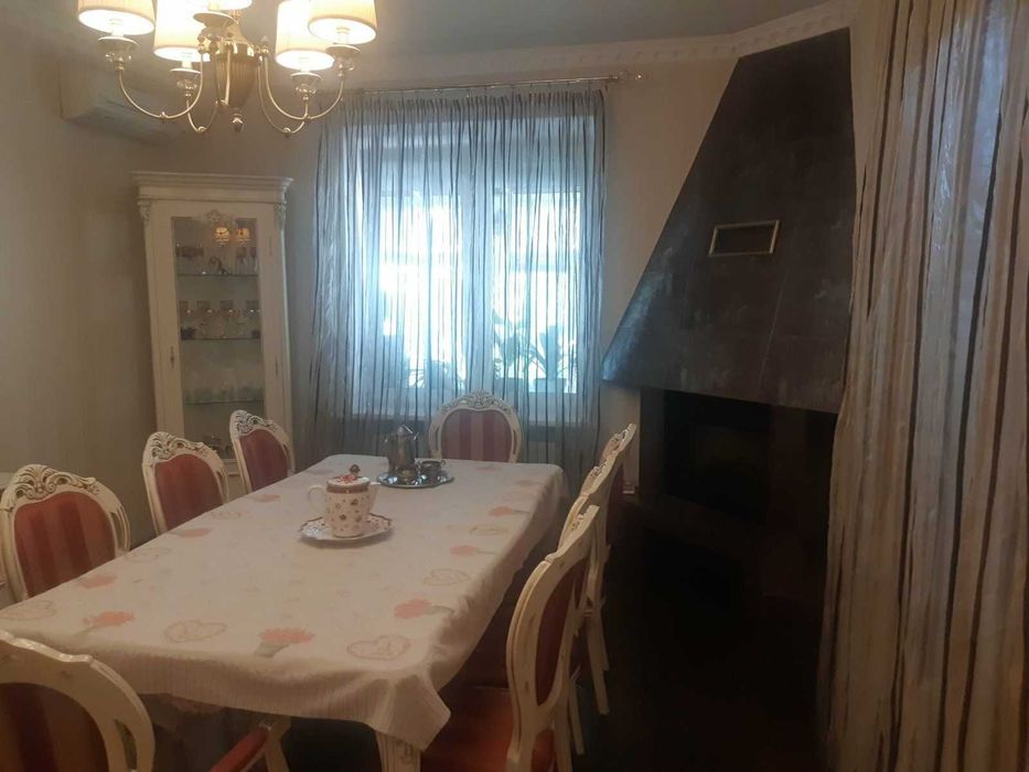 Здається будинок на Нивках метро 9 хв. пішки.