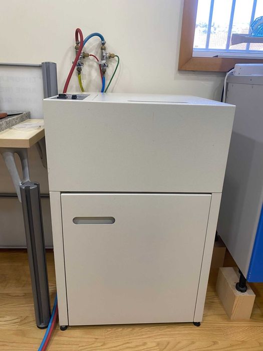 Centrífuga, forno, e acessórios para fundição (área prótese dentária)