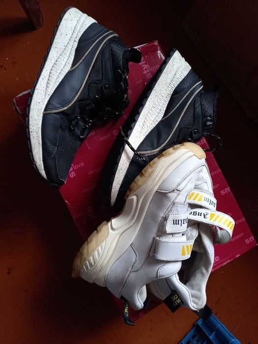 Кроссовки . длина подошвы 25 см, две пары в одной посылке