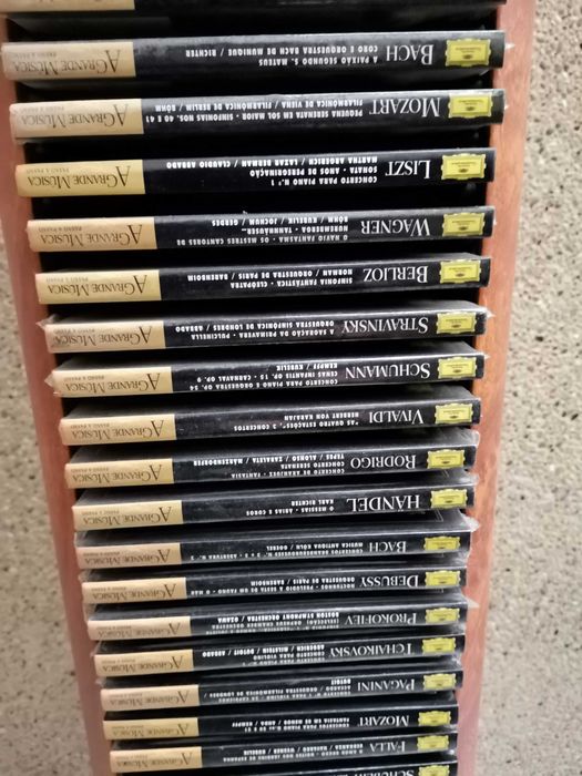 Coleção de CDs e livros música clássica.
