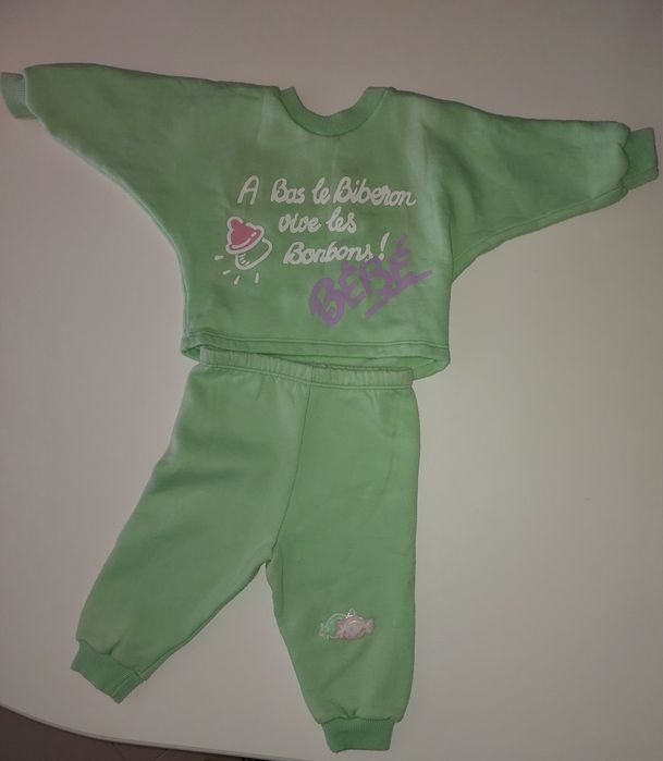 Lote de roupa de bebé.