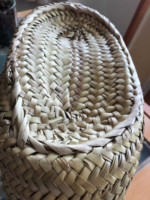 Cesta em palha com aplicações de macramé