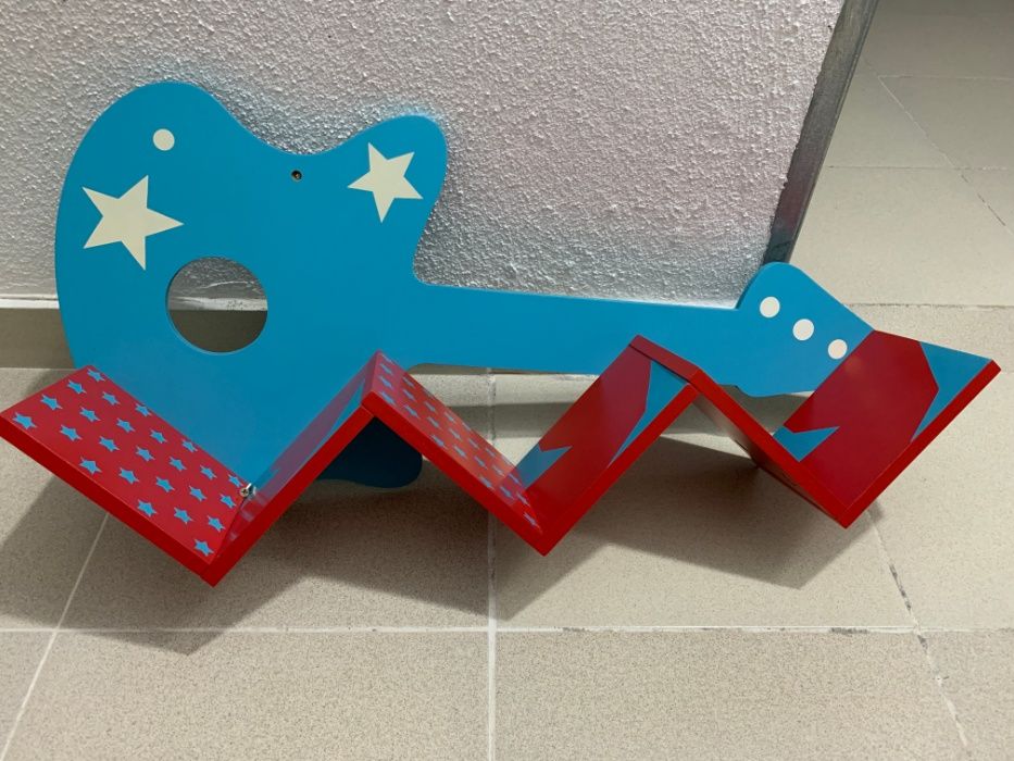 Estante quarto juvenil em formato guitarra