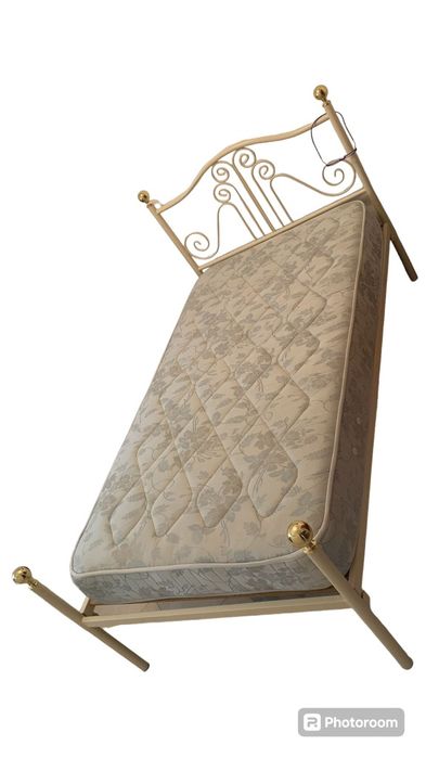 Duas camas de solteiro + estrado