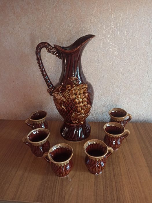 Глечик із чашками.