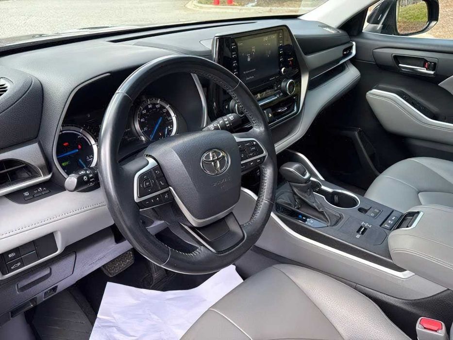 Toyota Highlander Hybrid      2022