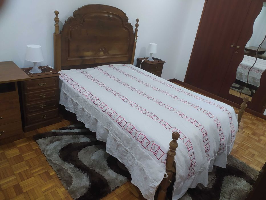 Mobília de quarto em madeira maciça