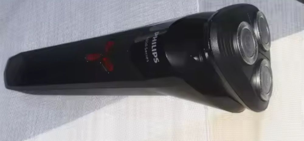 Електробритва Philips S1113