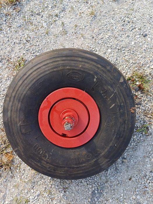 Koło z osią na łożyskach