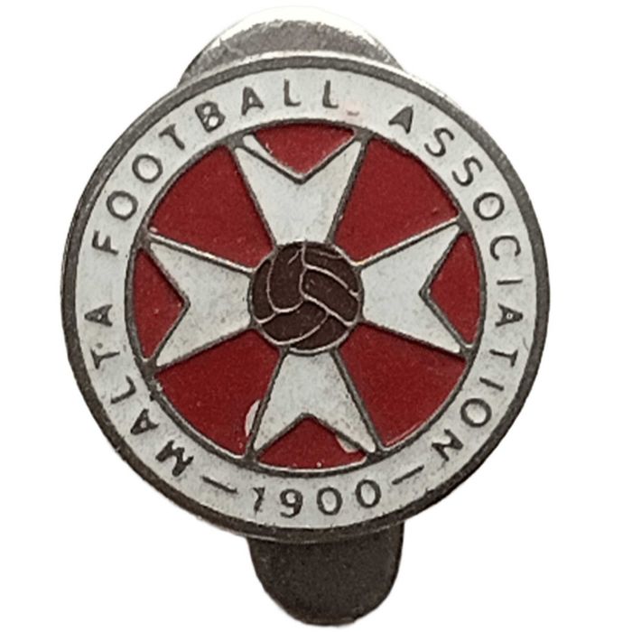 31 emblemas de Federações de Futebol (3 são botoeiras).