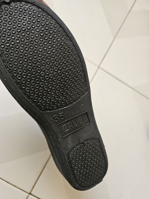 Bota de inverno preta com fecho de correr frontal da marca CRUBE