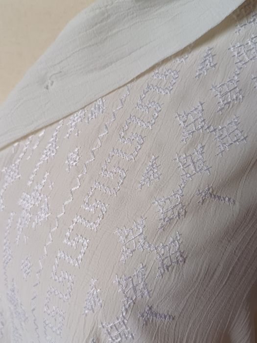 Koszula z ozdobnym haftem XL