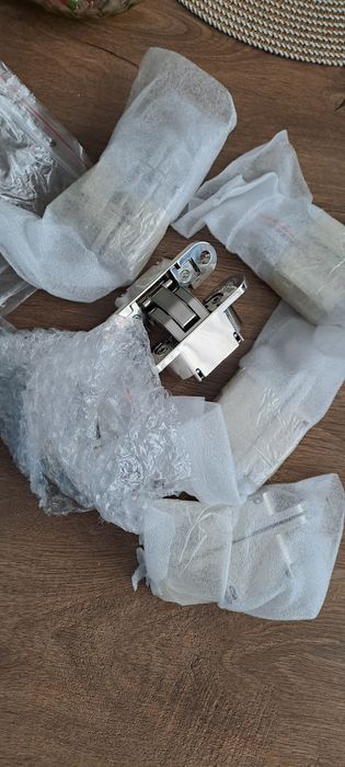 Zawiasy do drzwi bezprzylgowych Cemom