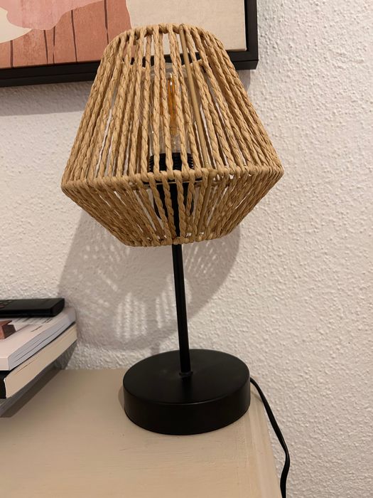 Vendo mobília/recheio de quarto completo. Cama, colchão, mesa de cabeceira, comida, quadro/tela, decoração têxtil de parede, candeeiro de mesa.