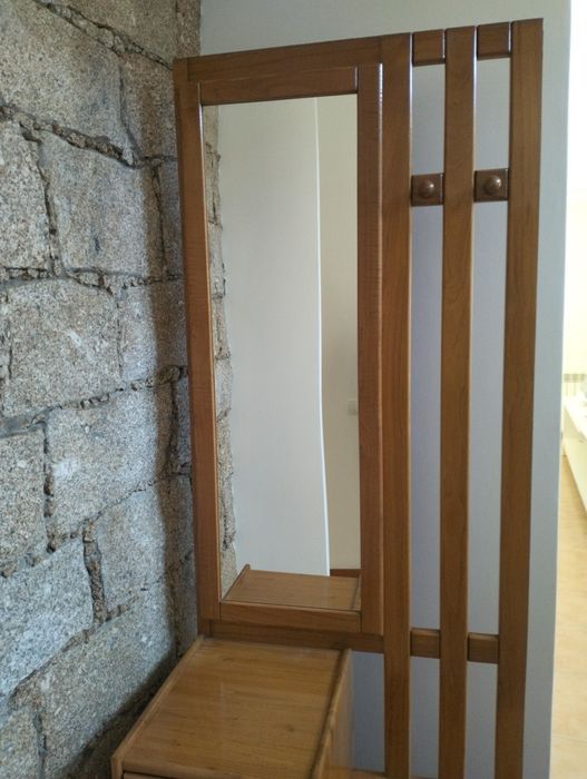 Móvel em madeira maciça com espelho