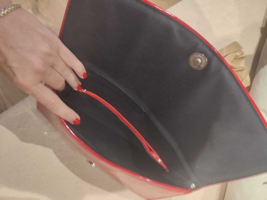 Czerwona torebka lakierowana