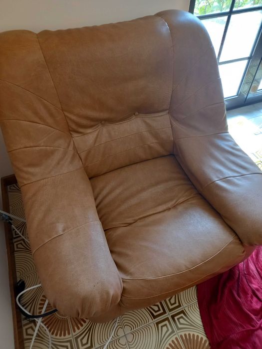 3 Sofás em pele castanho