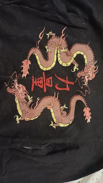 Чорна кофтинка з драконами