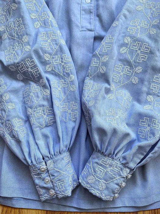 Модна жіноча вишиванка з льону з квітковим та геометричним орнаментом