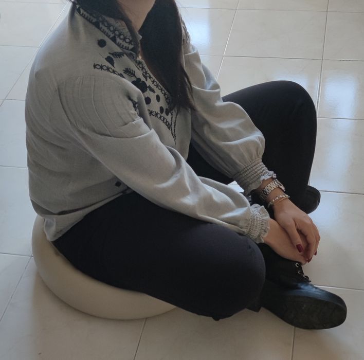 Almofada de chão ou um pufe redondo, para sentar ou apoiar os pés