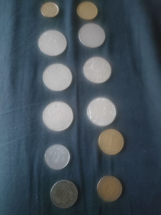 Várias moedas de escudo portuguesa