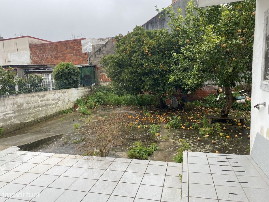 Vende-se T3 com grande espaço exterior em Santa Clara, Coimbra.