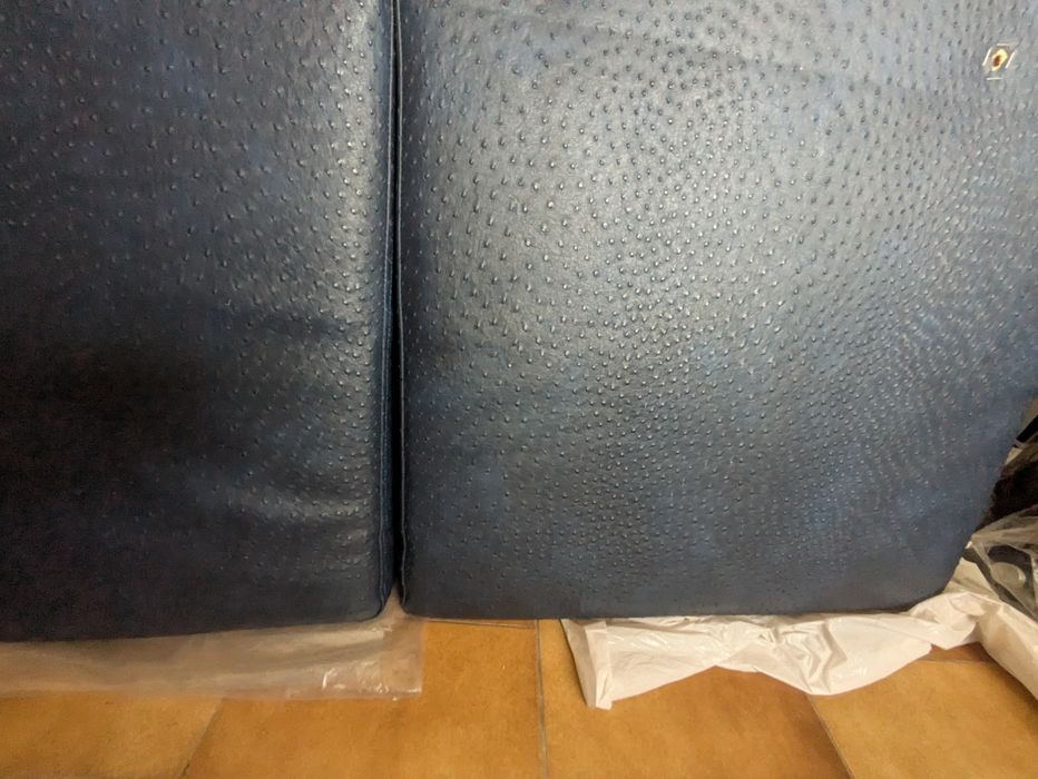 cama  com cabeceira azul petróleo