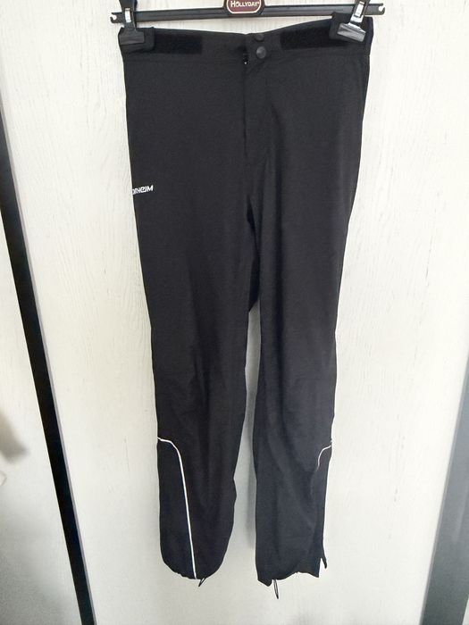 Czarne spocnie wodoporne sportowe idealne na narty sanki uniwersalne s