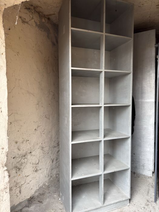 Regaly szare wysokie