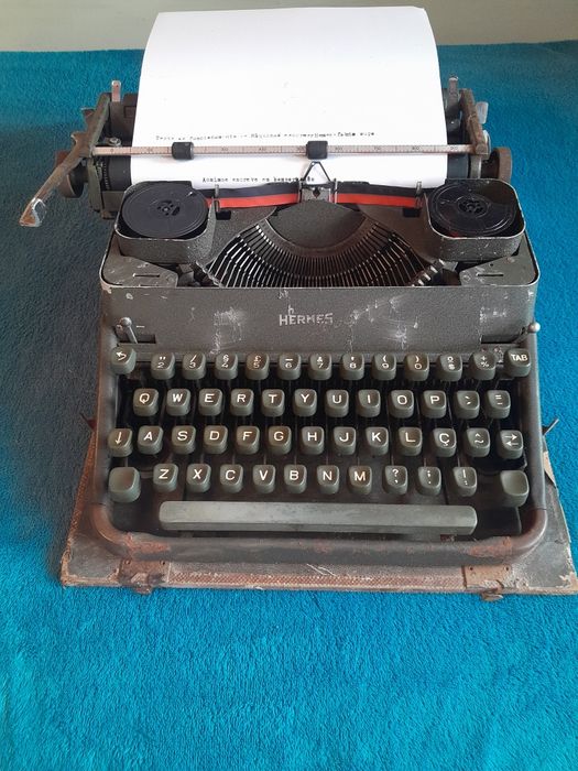 Máquina de escrever antiga Hermes