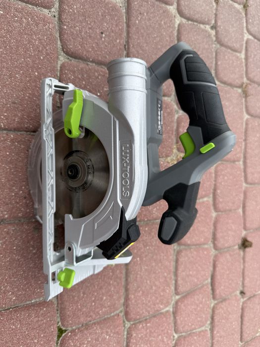Akumulatorowa pilarka tarczowa Lux Tools do drewna 20v