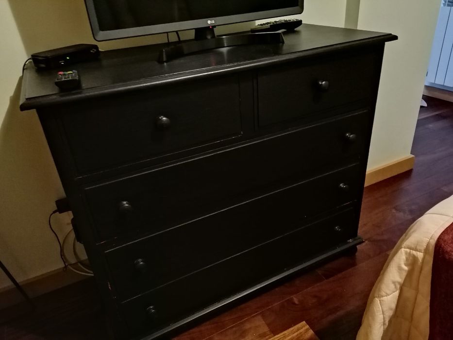 Cómoda em Pinho Maciço