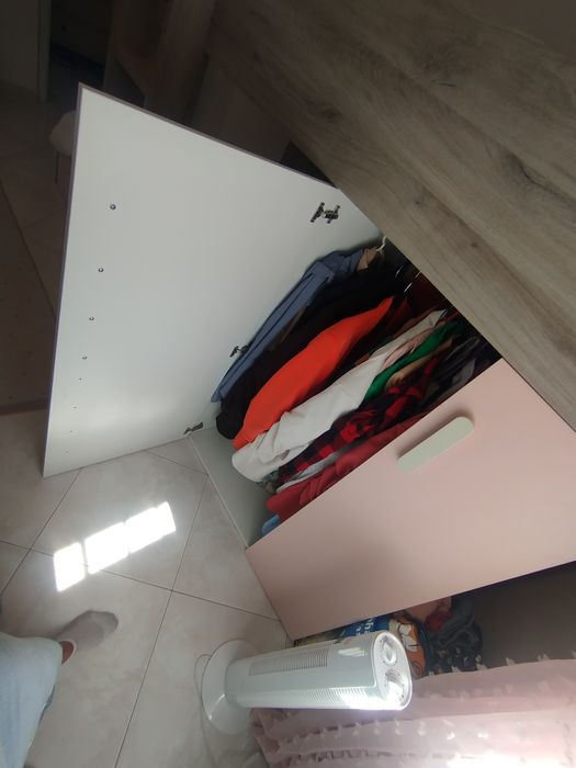 Beliche rosa cinzento e branco com roupeiro