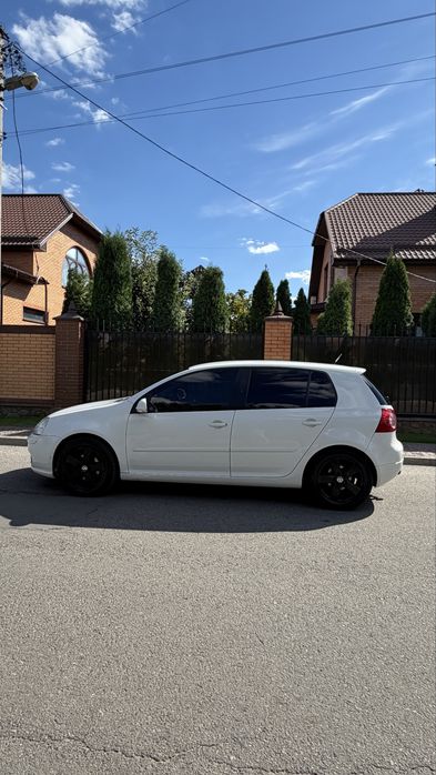 Продаю Volkswagen Golf 1.4 TSI з механічною коробкою передач та турбованим бензиновим двигуном.