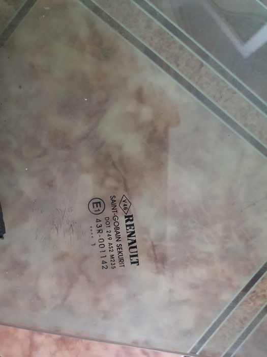 Стекла передних дверей Renault Megane